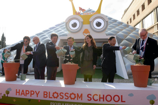 SK텔레콤은 27일(현지시간) 스페인 바르셀로나에서 열린 모바일월드콩그레스(MWC) 2017 기간 동안 몬주익 공원 유니버스 프라자에 어린이들이 첨단 정보통신기술(ICT)을 체험할 수 있는 '티움 모바일'을 개관했다. 이날 '요모(YOMO, Youth Mobile Festival)' 전시관 정문 앞 광장에 구축된 '티움 모바일' 개관식에 참석한  (왼쪽부터) 제이미 앙굴로 텔레포니카 탈렌툼스쿨 담당자, 존 호프만 GSMA CEO, 박정호 SK텔레콤 사장, 최재유 미래창조과학부 제2차관, 프란체스카 브리아 바르셀로나 기술혁신위원, 박희권 주스페인 대사, 알렉스 싱클레어 GSMA CTO가 희망이 싹에 물을 주고 있다. <SK텔레콤 제공>